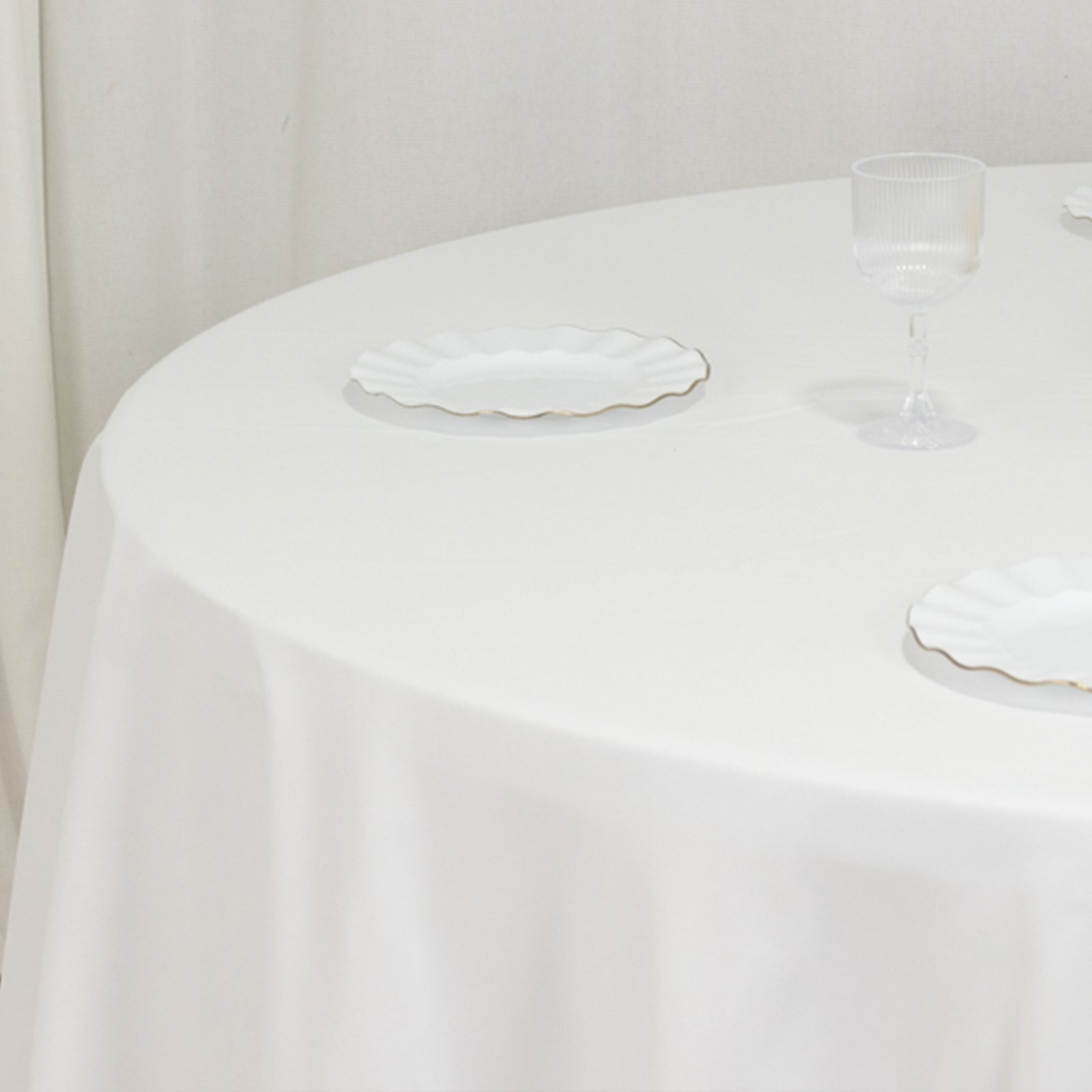 Cotton Blend 108 Round Tablecloth White - Wrinkle-Resistant Design for Versatile Table Settings