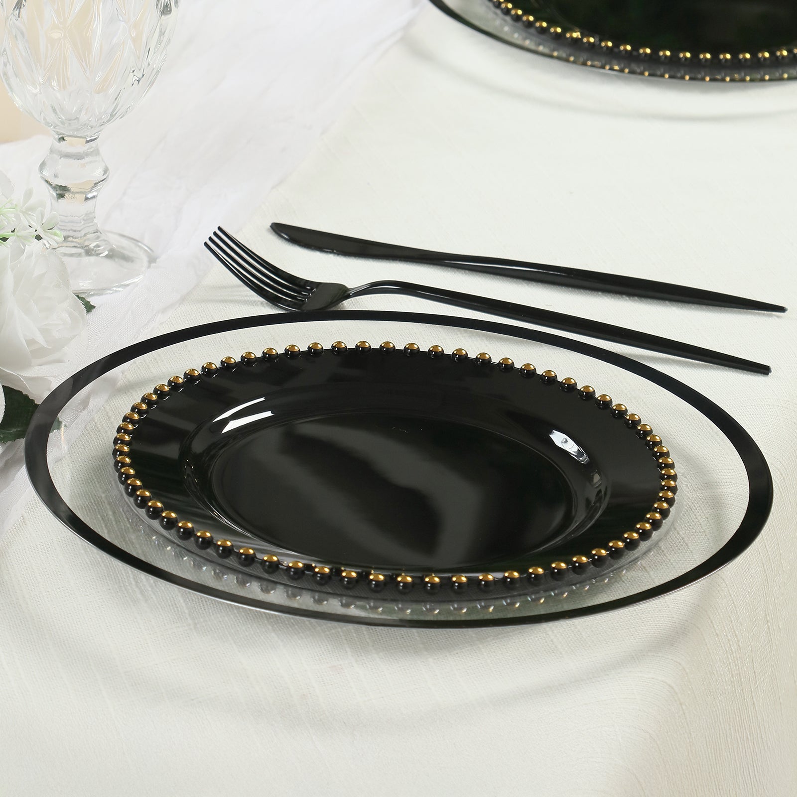 10-Pack Plastic 10 Round Dinner Plates in Black with Gold Beaded Rim - Disposable Party Plates for Banquets & Festive Occasions