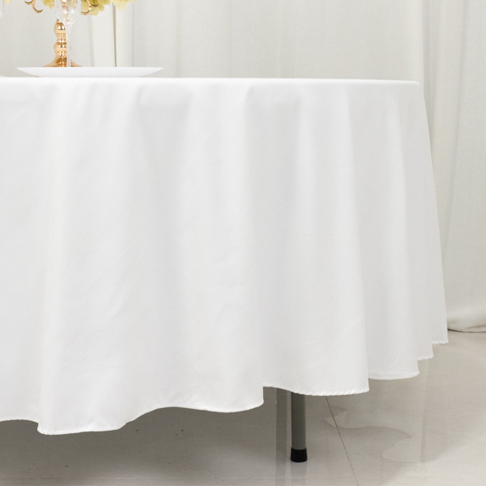 Cotton Blend 108 Round Tablecloth White - Wrinkle-Resistant Design for Versatile Table Settings