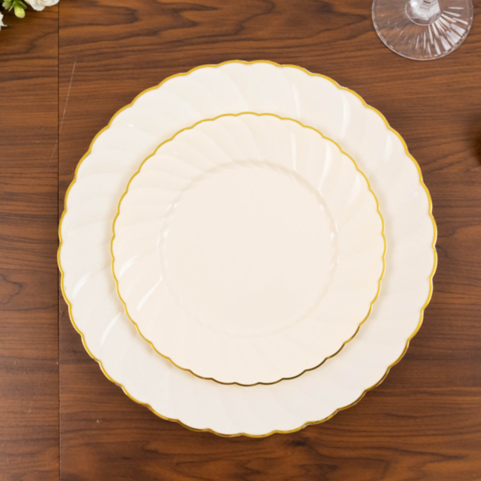 10-Pack Plastic 10 Round Dinner Plates in Ivory with Gold Flair Rim - Disposable Party Plates