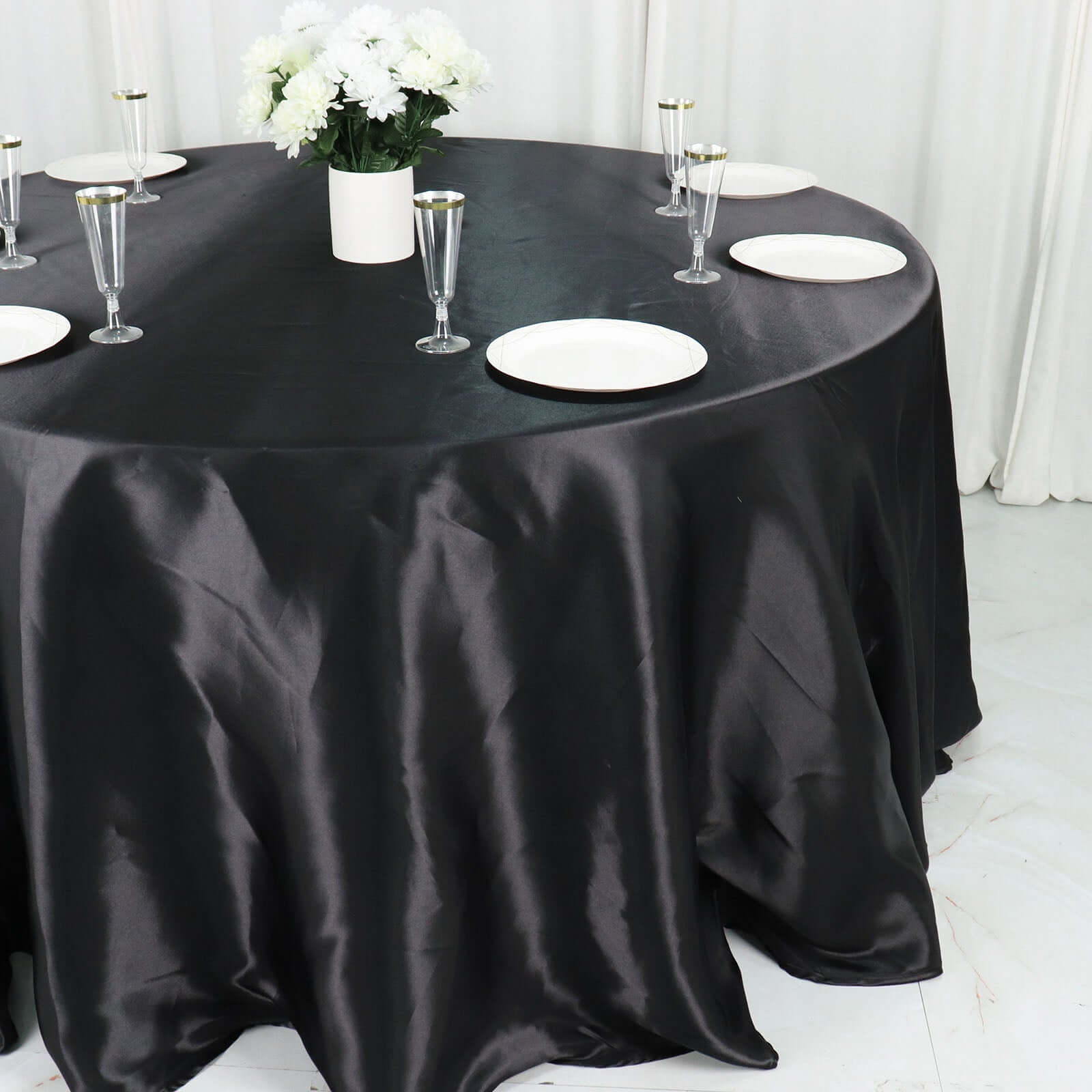 Satin 132 Round Tablecloth Black - Stylish Seamless Table Cover for Weddings & Events