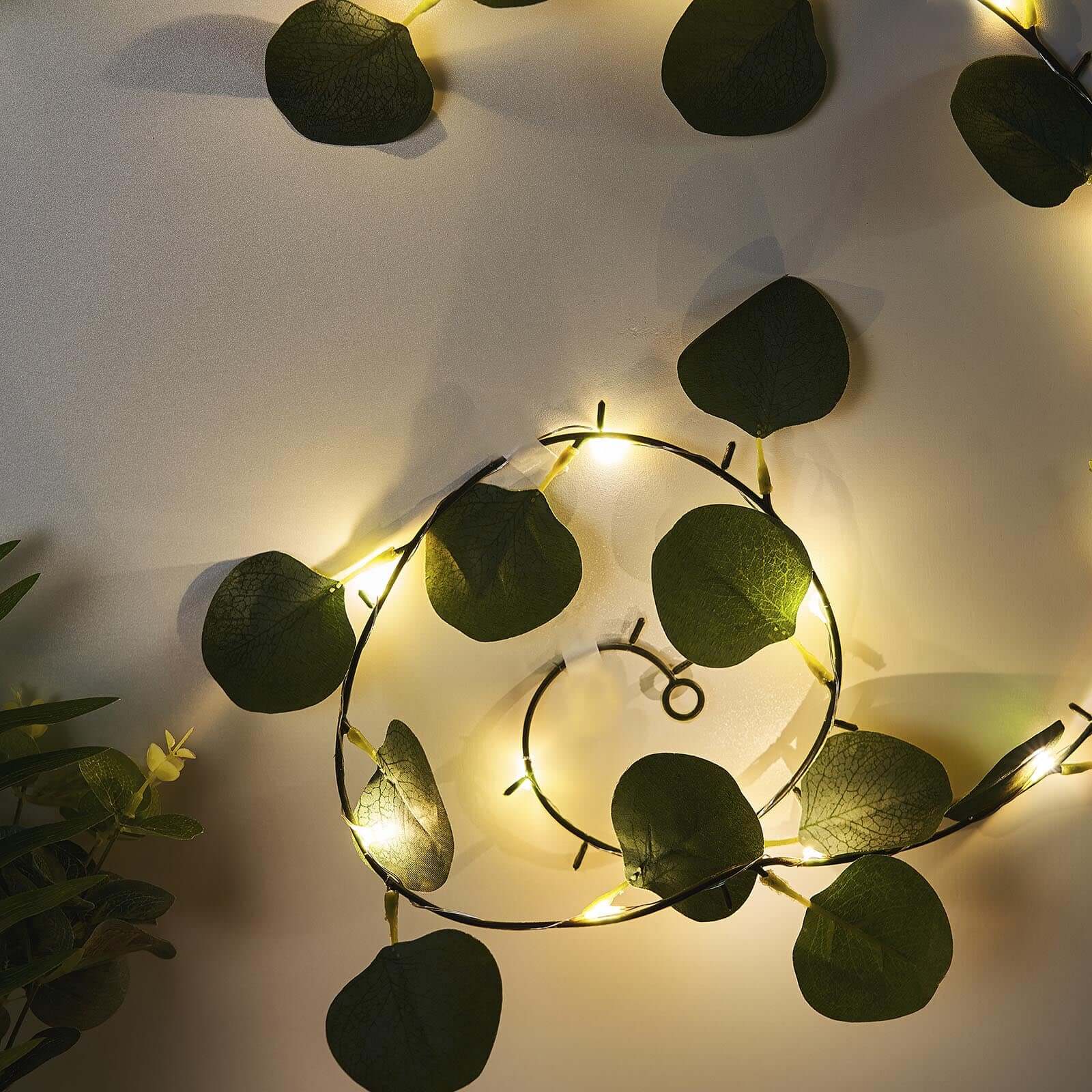 20 LED Vine String Lights Eucalyptus Leaf Design Green Warm White - Battery Operated Home Décor 7ft