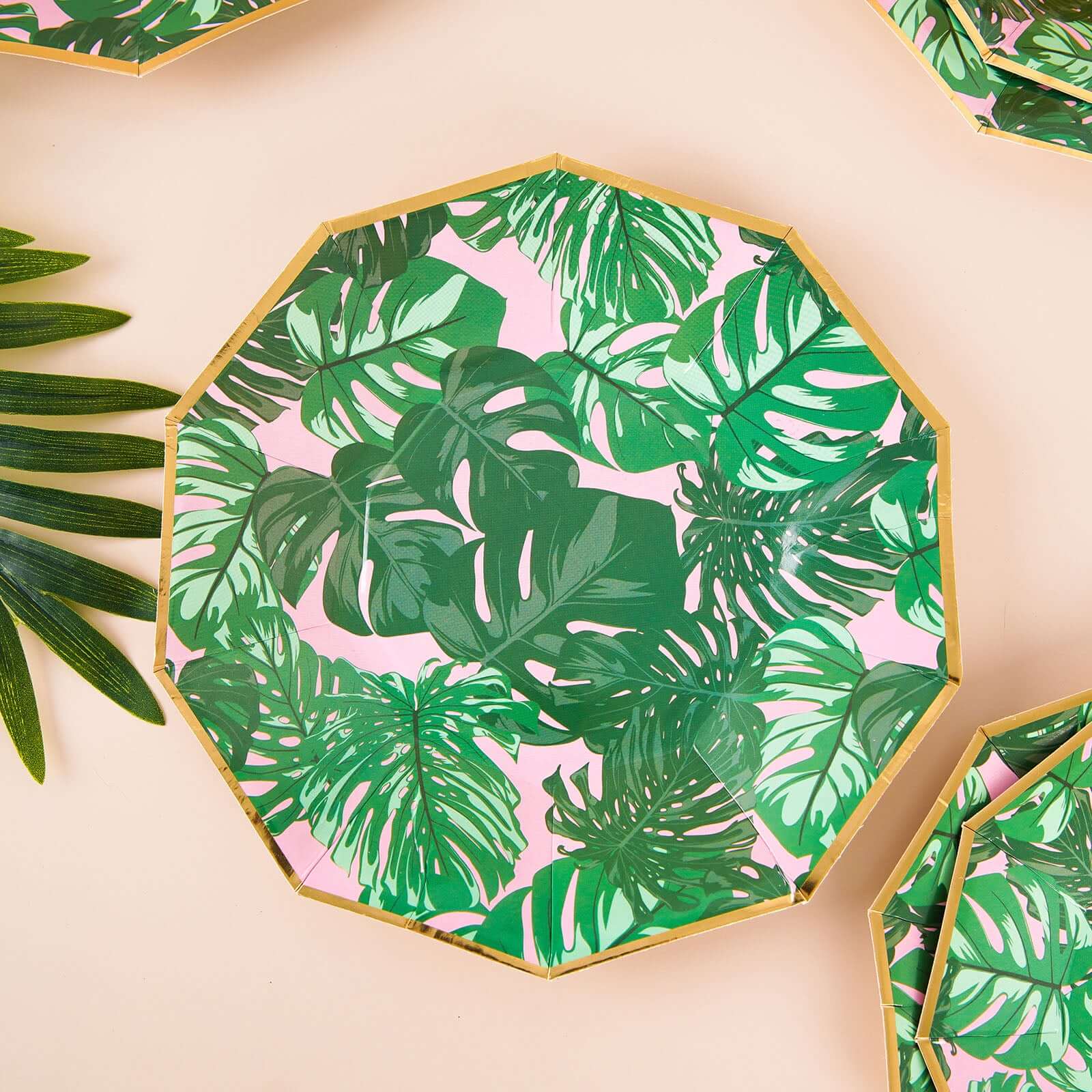 25-Pack Paper 9 Decagon Dinner Plates in Pink with Green Tropical Palm Leaves & Gold Rim - Disposable Geometric Party Plates for Luau & Summer Gatherings