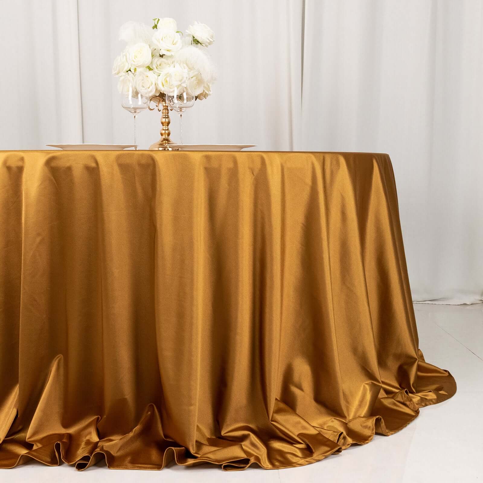 Premium Scuba Round 132 Tablecloth Shimmering Gold - Wrinkle Free, Stain Resistant & Seamless Table Cover for Weddings and Parties