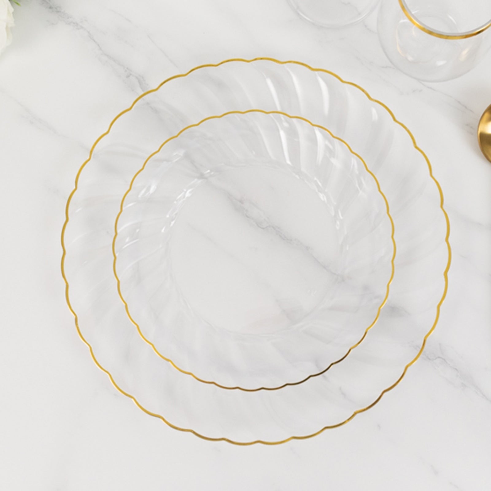 10-Pack Plastic 7.5 Round Salad Dessert Plates in Clear with Gold Flair Rim - Disposable Party Plates for Upscale Banquets & Special Occasions