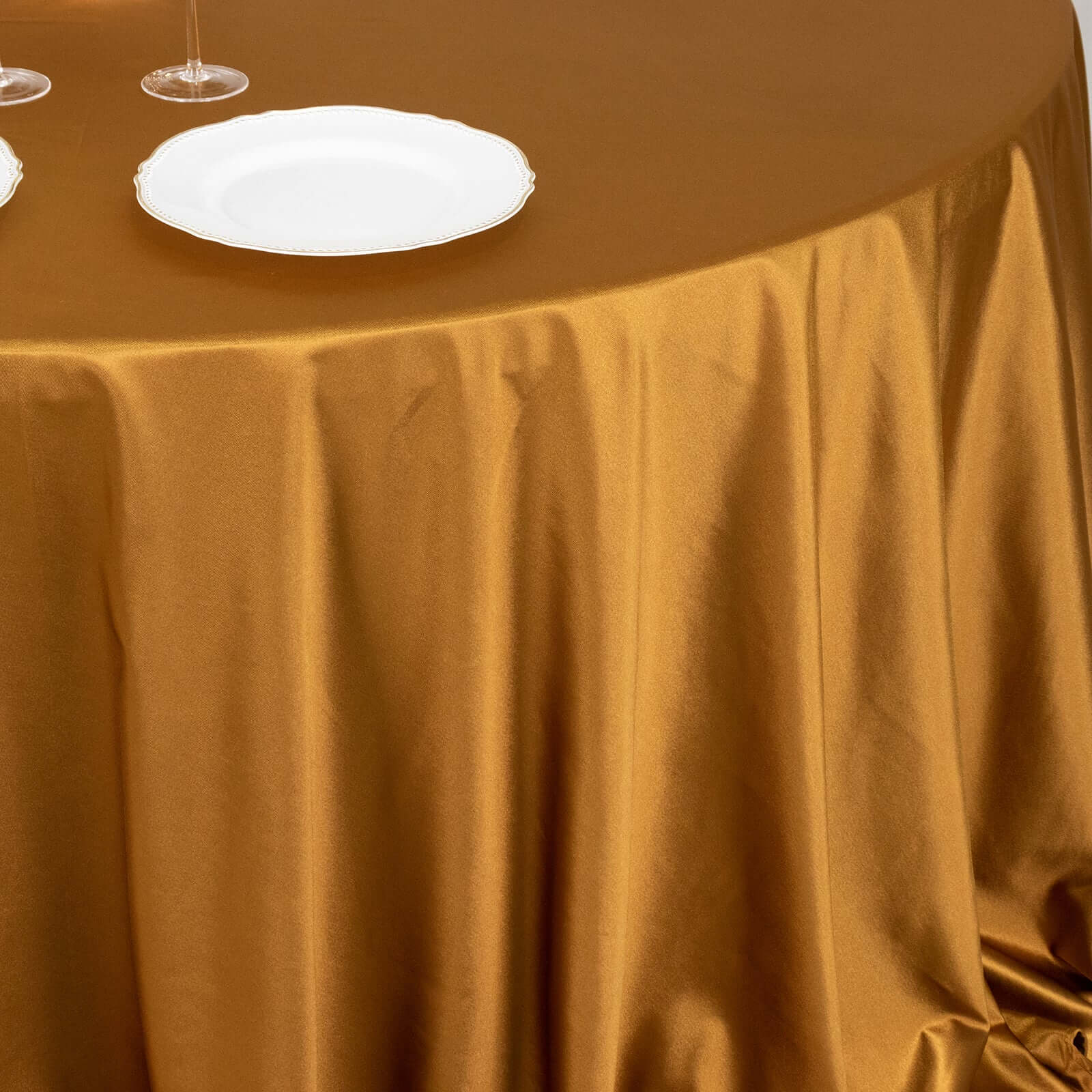 Premium Scuba Round 132 Tablecloth Shimmering Gold - Wrinkle Free, Stain Resistant & Seamless Table Cover for Weddings and Parties