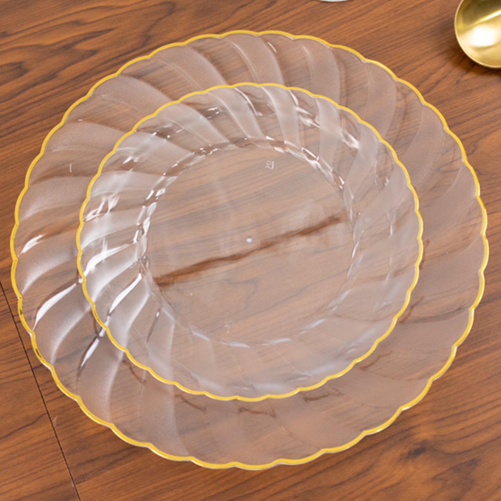 10-Pack Plastic 7.5 Round Salad Dessert Plates in Clear with Gold Flair Rim - Disposable Party Plates for Upscale Banquets & Special Occasions