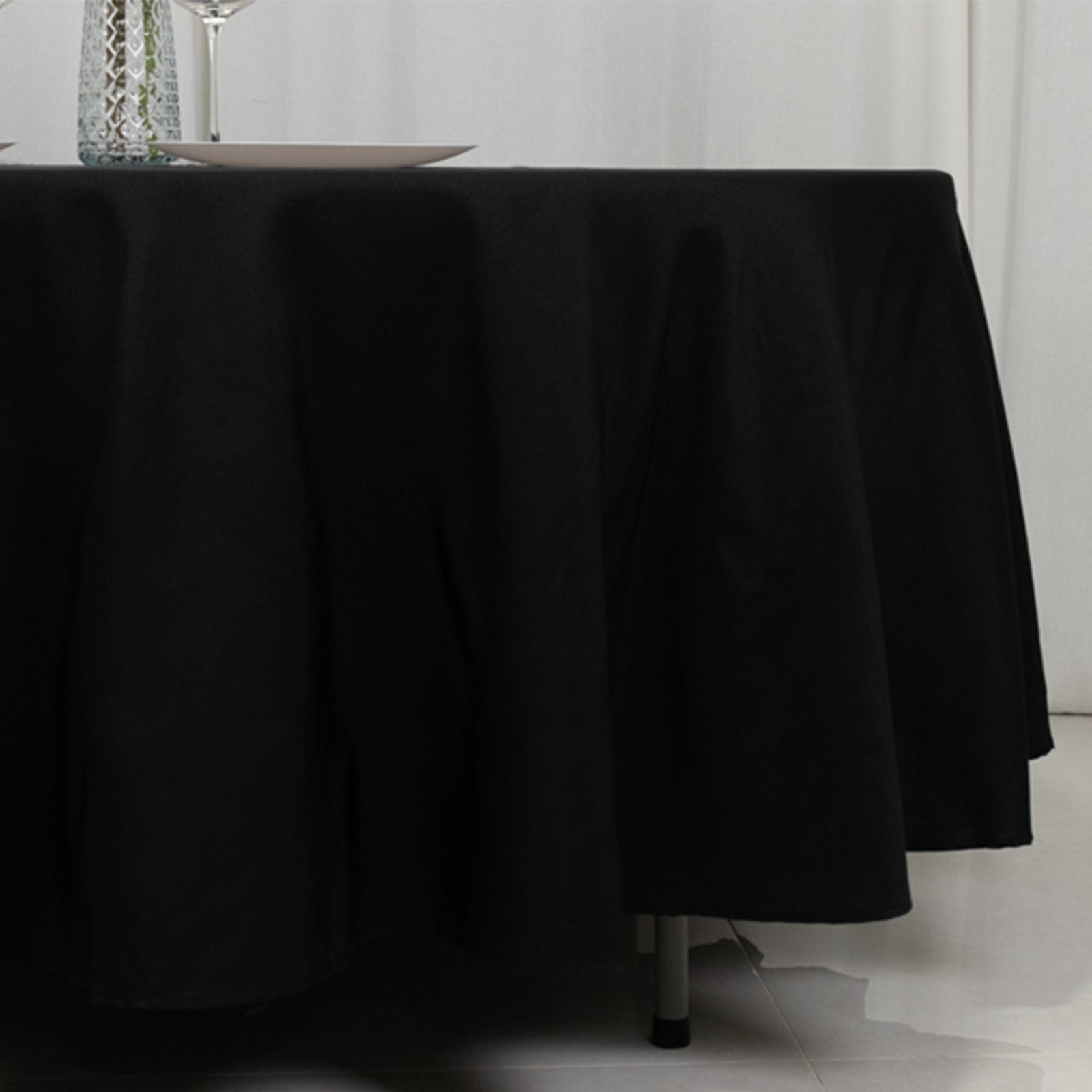 Fire Retardant Premium Polyester 108 Round Tablecloth Black - Stylish High-Performance Table Cover for Large Gatherings