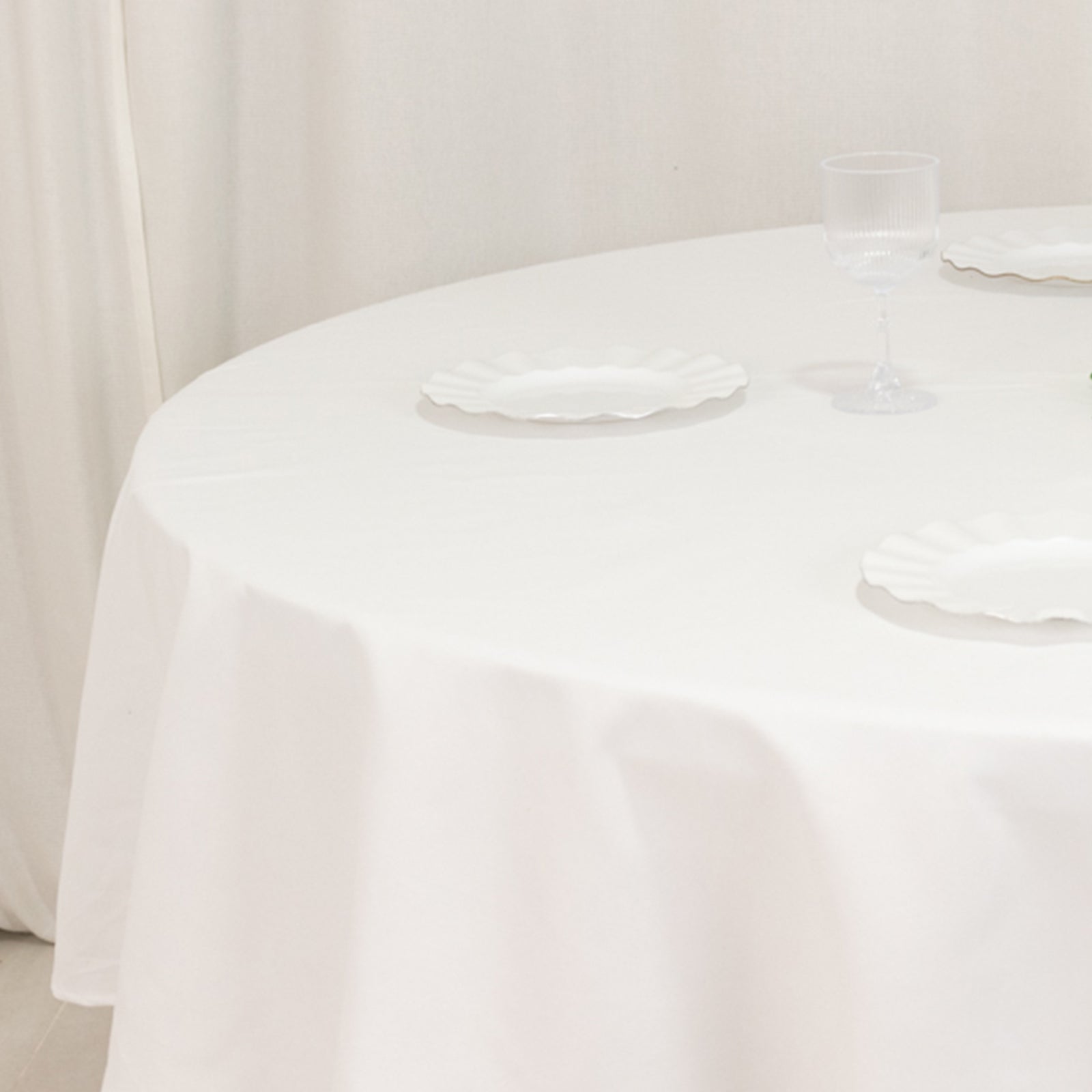 Cotton Blend 90 Round Tablecloth White - Wrinkle-Resistant Design for Versatile Settings